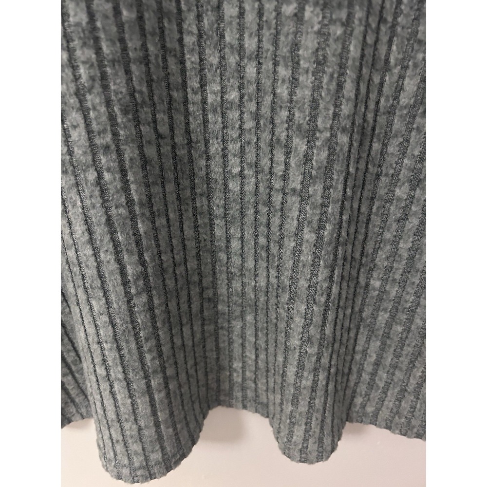 Soft ribbed SHEIN tee in gray size M. Relaxed fit.‎ 29" L 23" W - Picture 9 of 11
